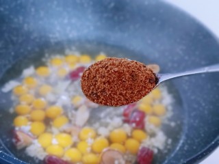 11、养生红糖南瓜酒酿圆子～驱寒暖宫,加入甘汁园纯正红糖！将南瓜小圆子煮熟！(小圆子漂浮在水面上就熟了)