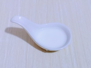 13、养生红糖南瓜酒酿圆子～驱寒暖宫,将淀粉加入一小勺水化成液体！