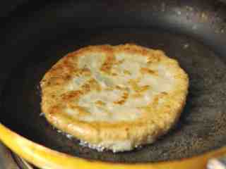 2、香菇、莲藕素馅饼,翻面，继续煎至微黄，出锅