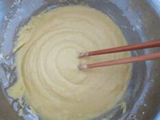 2、玉米蒸糕,中间挖洞将干酵母置于中央，倒入适量水，先让酵母溶解，再继续加水和成面糊