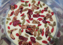 4、玉米蒸糕,将面糊倒入容器，撒上葡萄干、枸杞和红枣，盖上保鲜膜置于温暖处发酵至两倍大