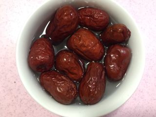 2、紫米糖藕,红枣洗净浸泡一会。