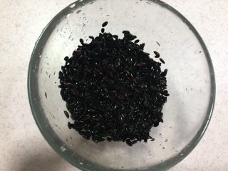 3、紫米糖藕,紫米洗净浸泡一夜后捞出沥干水分。