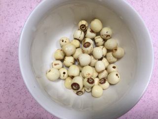 4、紫米糖藕,莲子洗净待用。