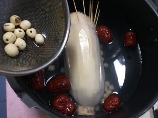 11、紫米糖藕,加入莲子。