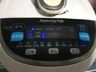 14、紫米糖藕,插上电源,选择豆蹄筋键30分钟即可。