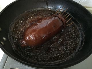 15、紫米糖藕,莲藕取出放入锅中,加入高压锅中的糖水,大火烧开汁水浓稠时关火。