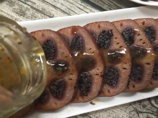 18、紫米糖藕,淋入适量糖桂花。