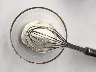 2、南瓜溶豆,南瓜泥＋奶粉，用小号的蛋抽搅拌