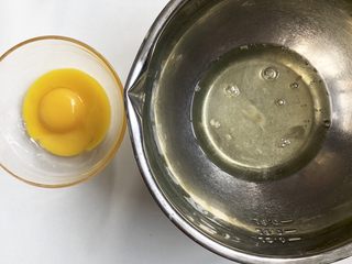4、南瓜溶豆,分离蛋清至无油无水的容器