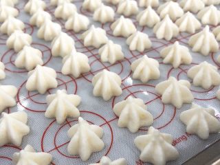 12、南瓜溶豆,挤入烤盘，注意溶豆之间有间隙。烤盘上要铺油纸或者油布