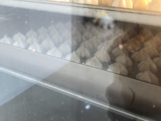 13、南瓜溶豆,打蛋白霜的时候记得提前预热烤箱，100度预热十分钟，烤55分钟至65分钟，具体时间温度根据自家烤箱来调整。判断是否烤熟，就是能轻松地从烤盘取出，用手捏下会碎开证明已经烤熟