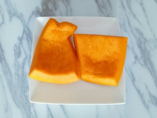 2、南瓜发糕,南瓜去子，去皮，清洗干净