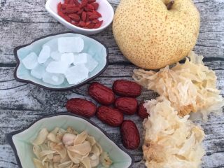 1、银耳羹,准备好所有的食材