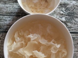 2、银耳羹,银耳、百合用温水泡发