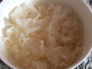3、银耳羹,泡发的银耳冲洗干净，撕成小朵