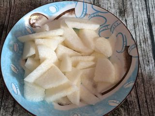 4、银耳羹,梨去皮，切小块