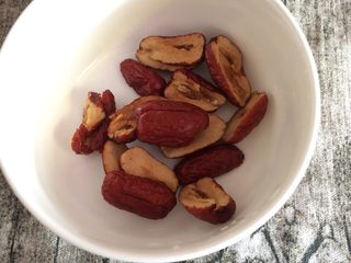 5、银耳羹,红枣洗净，对半切开，去核