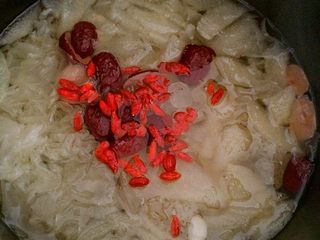 7、银耳羹,中途开盖加入枸杞和冰糖，继续煮一小会就好了