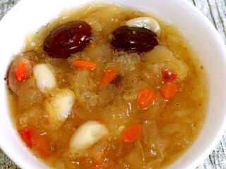 8、银耳羹,银耳已经煮成胶质的口感，软糯香甜，冬日里喝上一碗，暖到心里