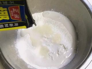 6、红枣核桃糯米糕,倒入椰子汁或牛奶。