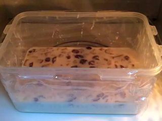 11、红枣核桃糯米糕,盖上保鲜膜入微波炉内，约烤三分半钟。