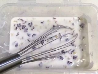 10、红枣核桃糯米糕,用打蛋器搅拌几下。