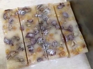 16、红枣核桃糯米糕,把糯米糕切块（如果喜欢吃热的继续放入微波炉加热20～30秒即可，吃不完的用油纸包起放入保鲜盒）。