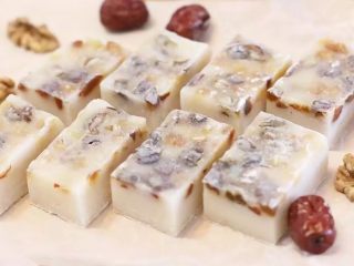 17、红枣核桃糯米糕,美味的红枣核桃糯米糕就制作完成了。