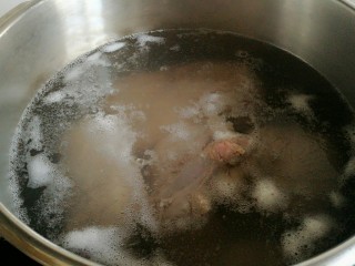 3、羊肉炖豆腐（附清汤羊肉）,当锅里出现白沫时，用勺子把白沫一点点撇出来。一定要撇干净。