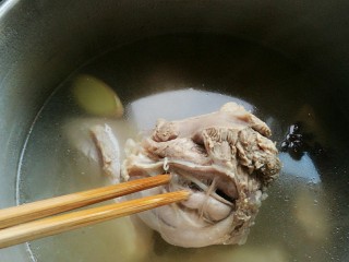 5、羊肉炖豆腐（附清汤羊肉）,上汽后调小火煮20分钟关火。排气完成后开盖。一锅清汤羊肉煮好了。