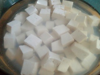 7、羊肉炖豆腐（附清汤羊肉）,凉水放入锅里，水开后煮一分钟去掉豆腥味。