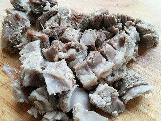 10、羊肉炖豆腐（附清汤羊肉）,再取一块煮好的羊肉也切成方块状。