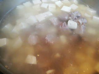 12、羊肉炖豆腐（附清汤羊肉）,把豆腐块也放入羊汤中。