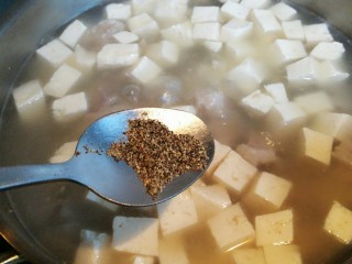 13、羊肉炖豆腐（附清汤羊肉）,加入适量胡椒粉大火煮开。