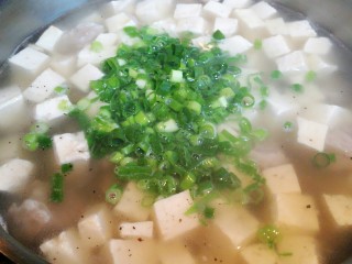 14、羊肉炖豆腐（附清汤羊肉）,关火后加入葱末和香菜末。