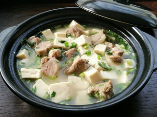 16、羊肉炖豆腐（附清汤羊肉）,热气腾腾的羊汤豆腐。