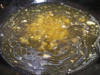 5、香辣芋儿虾,然后倒入适量清水，加老抽、鲜辣露、盐调味