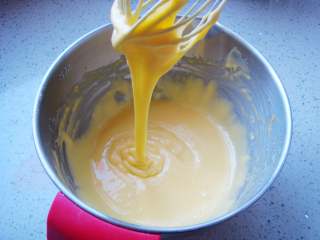 7、红枣戚风蛋糕杯,呈“Z”字形搅拌均匀至无颗粒。放置一旁备用。