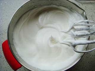 8、红枣戚风蛋糕杯,蛋白里滴入数滴柠檬汁打发，加入剩余的白砂糖（分三次加入）提起打蛋器观察蛋白状态：呈现完全直立的尖尖的角就好了。