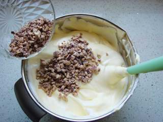 10、红枣戚风蛋糕杯,继续翻拌，倒入红枣粒。