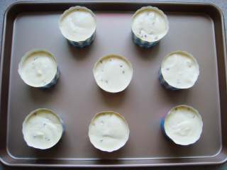 12、红枣戚风蛋糕杯,把纸杯提前放在烤盘里，挤入纸杯中8分满。（图中是大号纸杯）