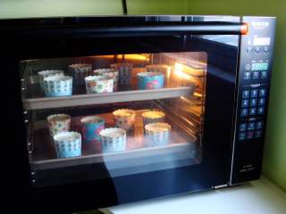 13、红枣戚风蛋糕杯,热风炉烤箱提前预热，热风功能：140度，烘烤40分钟。