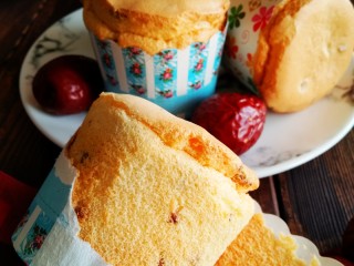 16、红枣戚风蛋糕杯,撕开一个看看，火候刚刚好。