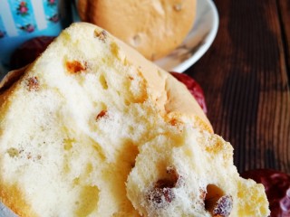 17、红枣戚风蛋糕杯,咬一口，非常柔软细腻！加入了红枣粒口感更丰富！