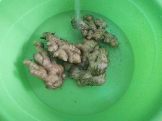 4、猪脚姜,姜可以选用老姜和子姜，我今天用的子姜，姜洗干净