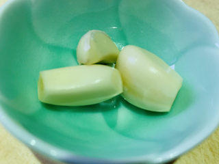 4、蒜蓉生菜,去皮