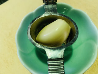 5、蒜蓉生菜,放入捣蒜器