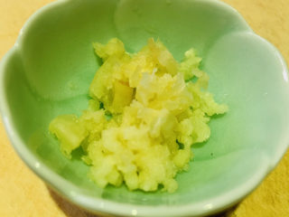 6、蒜蓉生菜,压成蒜蓉