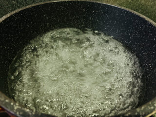 7、蒜蓉生菜,锅里加清水，加少许盐，少许油，大火煮开